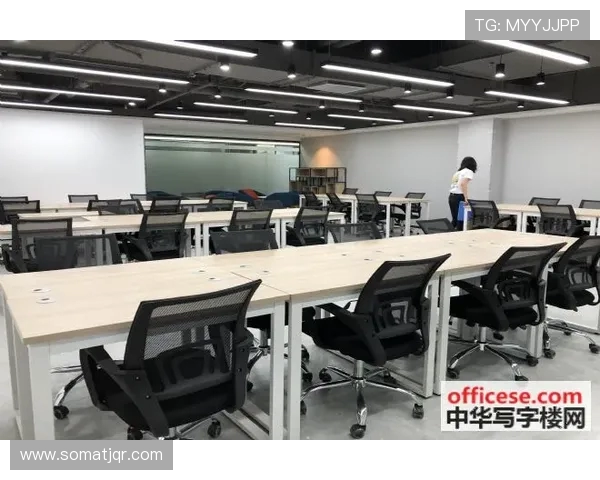 成都公司爆改泳池办公室：2 万元打造网红工位，深水区办公成职场新潮流